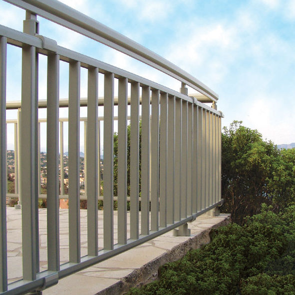 带栏杆阳台 / 金属