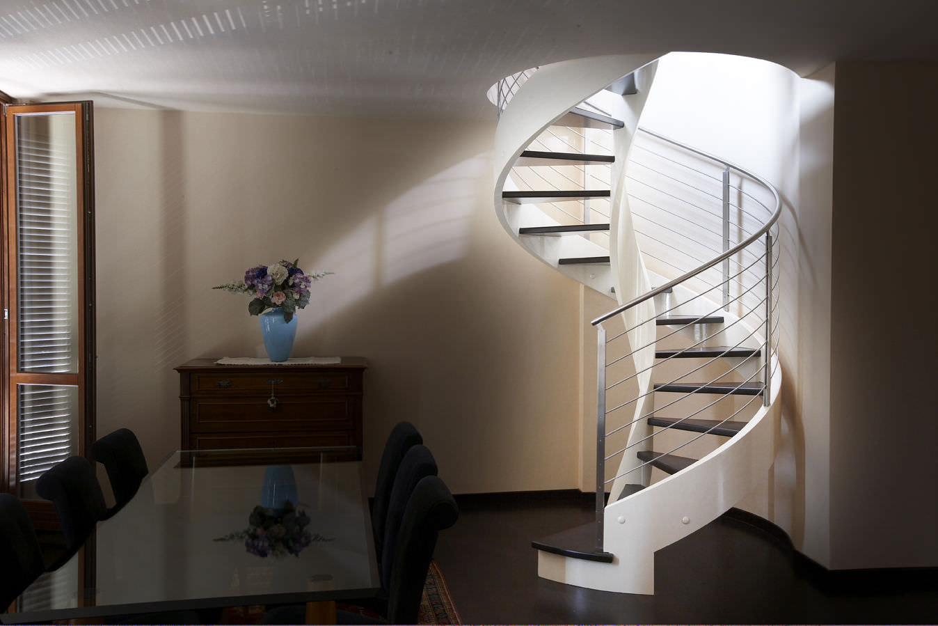 旋转楼梯 / 木台阶 / 木质结构 / 无脚踏板