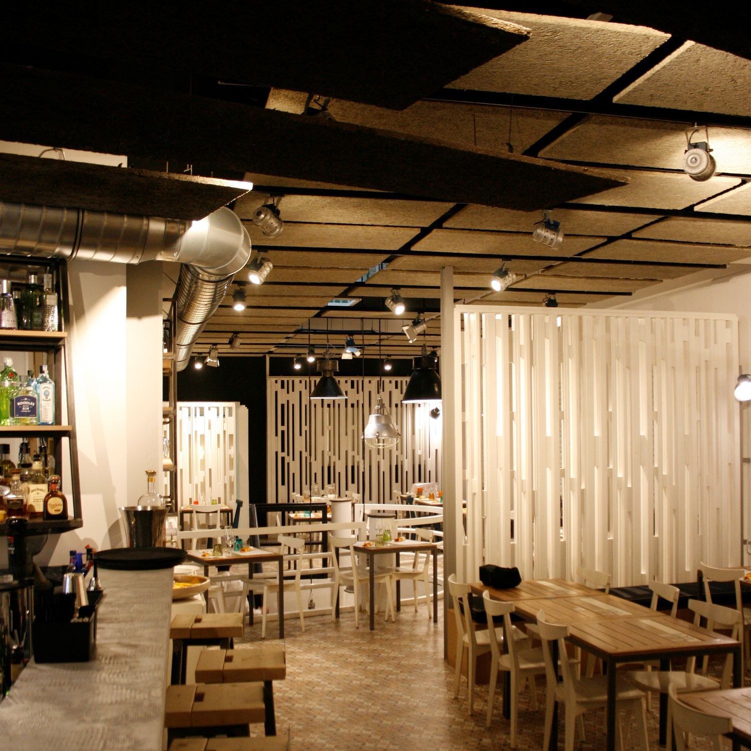 木质天花板吊顶 / 悬浮