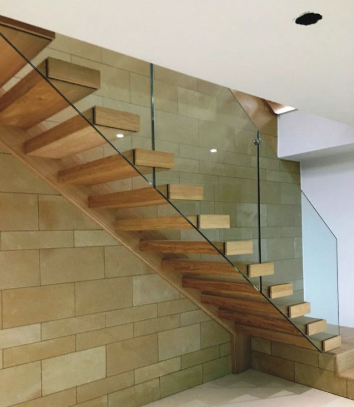 直线型楼梯 / 钢结构 / 木台阶 / 无踢脚板