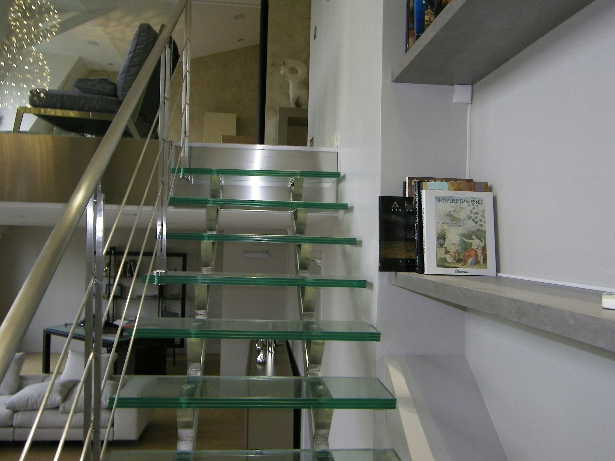 l型楼梯 / 不锈钢结构 / 玻璃台阶 / 无踢脚板