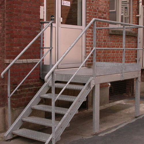 直线型楼梯 / 金属结构 / 金属台阶 / 无踢板