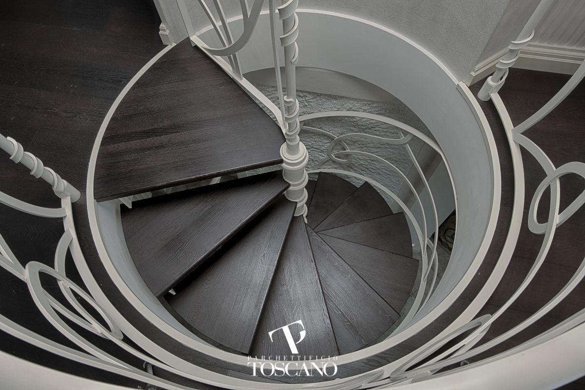 旋转楼梯 / 金属结构 / 木台阶 / 无踢板