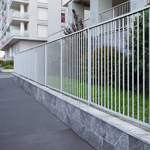 带栏杆围栏