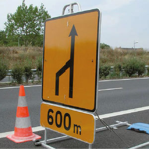 落地道路指示牌