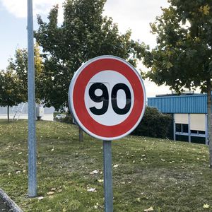 落地道路指示牌 1