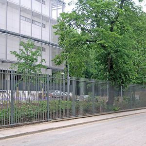 带栏杆围栏