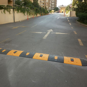 公共场所减速带