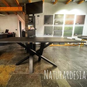 现代风格餐桌
