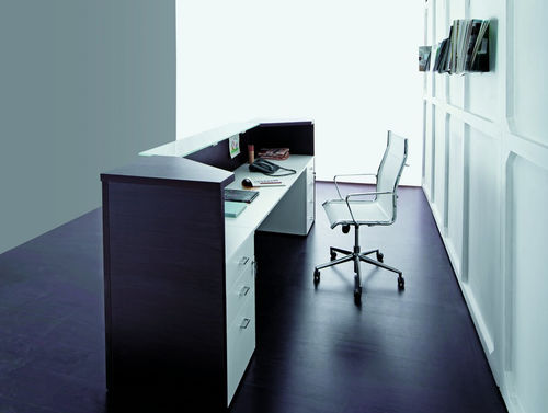 转角前台接待桌 - RECEPTION MIRÓ - NEWFORM Ufficio - 漆木 / 层压板
