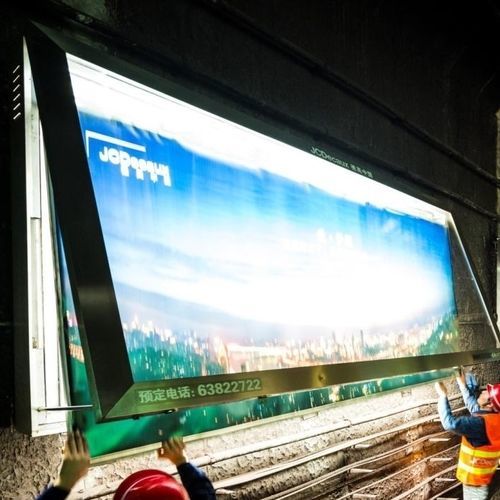 壁挂布告板 - JCDecaux - Mobilier Urbain - 室内 / 发光 / 广告