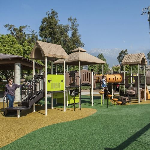 游乐场游乐设施 - PlayShaper - Etiwanda Creek Park - Design 7052 - LANDSCAPE STRUCTURES - 不锈钢 / 粉末涂层钢 / 聚乙烯