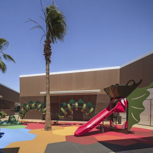 游乐场游乐设施 - The Style outlet Viladecans - LANDSCAPE STRUCTURES - 粉末涂层钢 / 聚乙烯 / 再生塑料