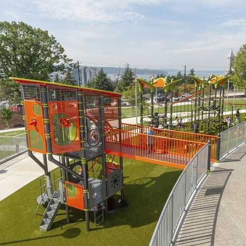游乐场游乐设施 - Yesler Terrace Park - LANDSCAPE STRUCTURES - 粉末涂层钢 / 聚乙烯 / 再生塑料