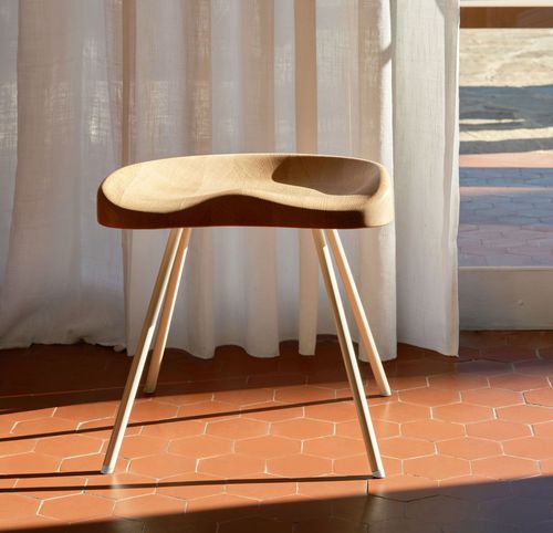 现代风格凳子 - N° 307 - vitra USA - 栎木 / 粉末涂层钢底座 / 商用