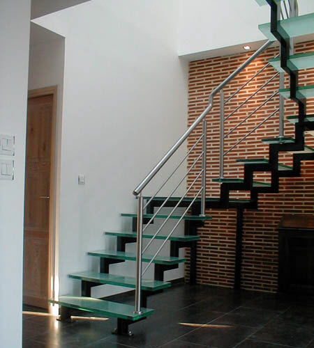 180度旋转楼梯 / 钢结构 / 玻璃台阶 / 无踢脚板