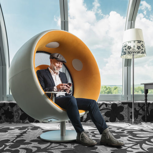 发声扶手椅 - by Holger Fritzlar - SONIC CHAIR by designatics production GmbH  - 现代风格 / 皮质 / 不锈钢