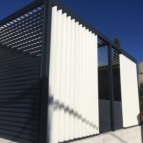 独立凉棚架 - FAÇADE LAMES VERTICALES ORIENTABLES - AXIUM solutions aluminium - 铝制 / 活动板条 / 防晒