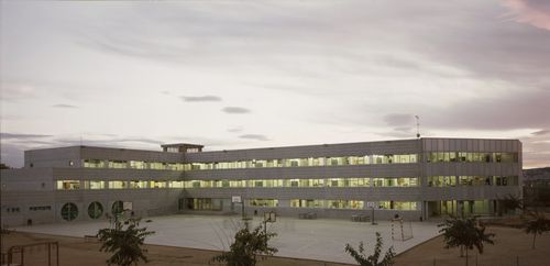 预制建筑 - ATENEU INSTRUCTIU - HORMIPRESA - 混凝土 / 学校用 / 现代风格