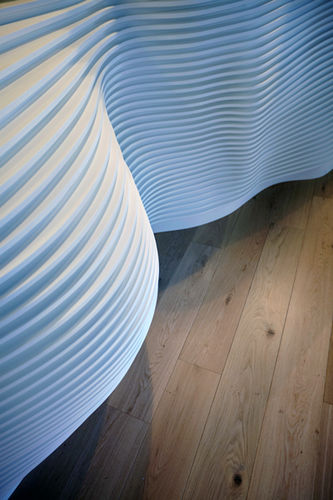 圆弧形前台接待桌 - BAR ET BANQUE D'ACCUEIL - V-korr Creative Surface - 坚硬表面 / 酒店
