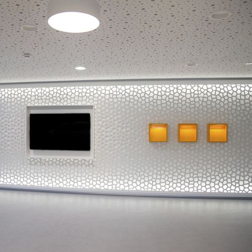 壁挂装饰面板 - ENBW ELLWANGEN - Bruag Design Factory AG - 背光 / MDF / 穿孔