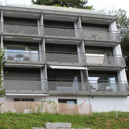 木纤维护栏 - FORMBOARD TOP PINE - MULTI FAMILY HOUSE TIGERBERG - Bruag Design Factory AG - 板式 / 户外 / 用于阳台