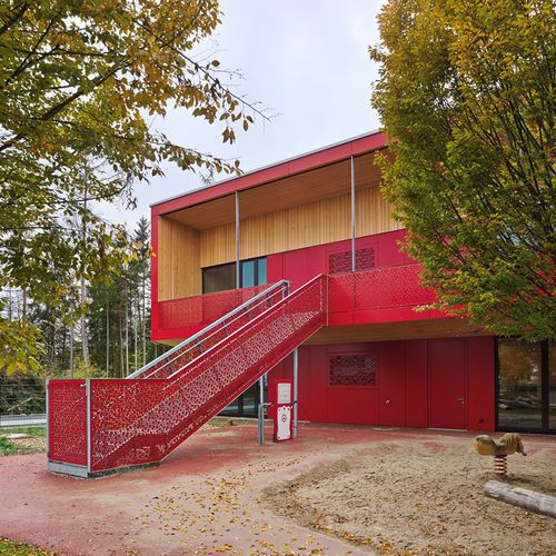 通风外墙立面 - CELLON - DAY NURSERY GILCHING - Bruag Design Factory AG - 面板 / 木纤维 / 光滑
