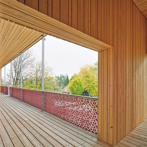 HPL护栏 - CELLON AND FORMBOARD TOP PINE - DAY NURSERY GILCHING - Bruag Design Factory AG - 板式 / 栏杆形状 / 室内
