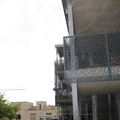 铝制护栏 - MULTIPLE DWELLING FRIEDHOFSTRASSE BÜLACH - Bruag Design Factory AG - 板式 / 栏杆形状 / 户外