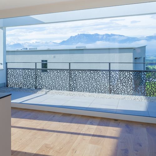 HPL护栏 - CELLON - WOHNÜBERBAUUNG AM RONBACH - Bruag Design Factory AG - 板式 / 栏杆形状 / 带孔薄钢板