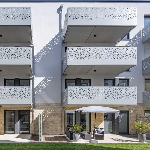 HPL护栏 - CELLON MULTIPLE DWELLING LANGEN - Bruag Design Factory AG - 板式 / 栏杆形状 / 激光切割