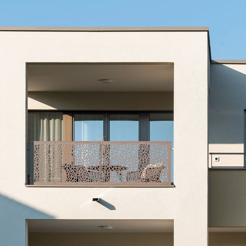 HPL护栏 - CELLON - MFH Reverso, Wilhofstrasse Russikon - Bruag Design Factory AG - 板式 / 激光切割 / 户外