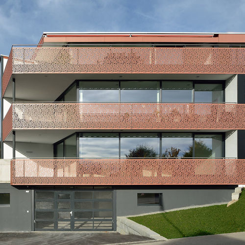 木纤维护栏 - FORMBOARD TOP PINE - MINERGIE-P-ECO MFH - Bruag Design Factory AG - 板式 / 户外 / 用于阳台