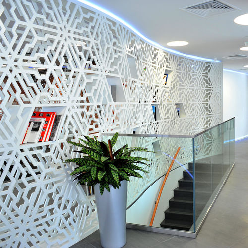 隔墙装饰面板 - SWISS EMBASSY ABU DHABI - Bruag Design Factory AG - MDF / 穿孔