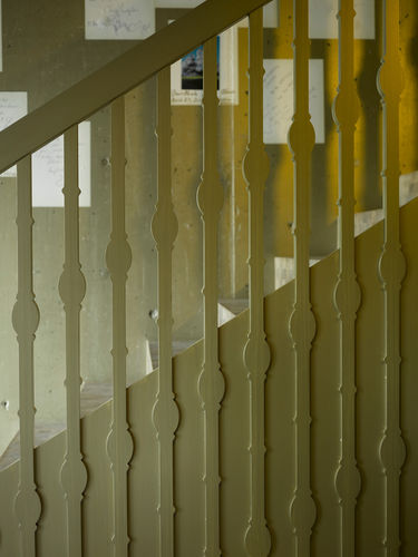 木质护栏 - STERNEN GRILL ZÜRICH - Bruag Design Factory AG - 板式 / 室内 / 用于楼梯
