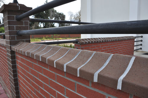 墙面砖 - SADDLEBACK COPING : HE - Isiklar Building Materials Inc. - 特种 / 中空 / 红色