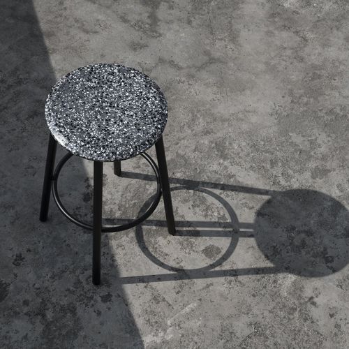 现代风格吧台凳 - PING - BENTU DESIGN - 混凝土 / 黑色 / 白色