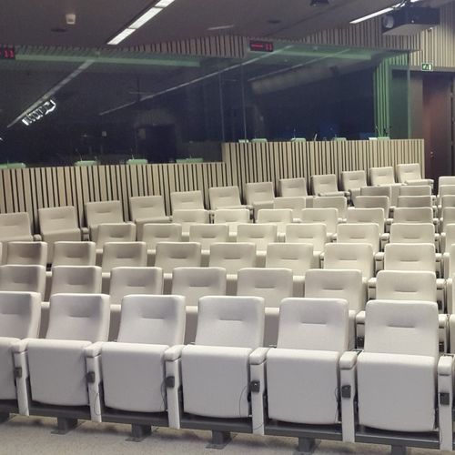 现代风格礼堂椅 - Arcade - Jezet Seating - 防火布料 / 山毛榉木 / 金属