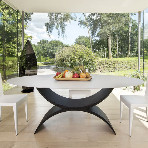 现代风格餐桌 - CURVA - R&J Luxe Furniture - 钢 / 铝制 / 铝座桌脚