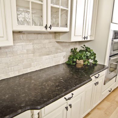 花岗岩厨房台面 - BROWN ANTIQUE - WALL GRANITE SERVICE SRL - 厨房 / 黑色 / 圆边