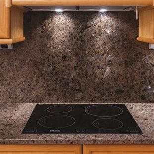 花岗岩厨房台面 - LABRADOR ANTIQUE - WALL GRANITE SERVICE SRL - 厨房 / 黑色 / 棕色