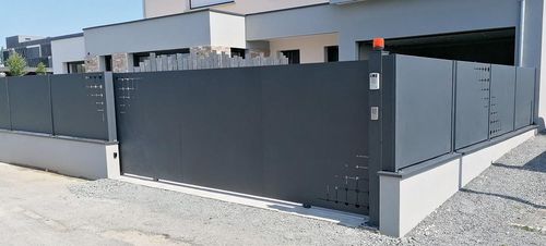 滑动式大门 - Ambellya - GYT - 右 / 铝制 / 平板