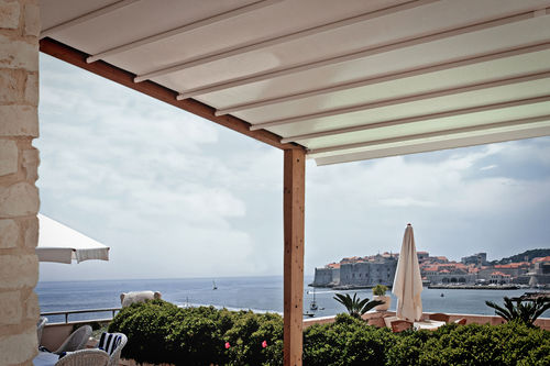 临墙凉棚架 - PARTERRE : SANREMO PATIO - Frigerio Living - 铝制 / PVC面料滑动棚顶