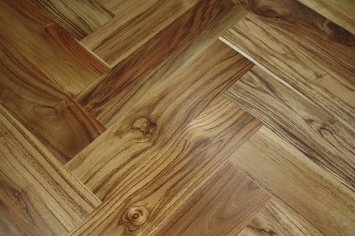 层压地板 - DECK HERRINGBONE: TEAK NATURAL - TEKA Parquet - 柚木 / 山形纹 / 涂油