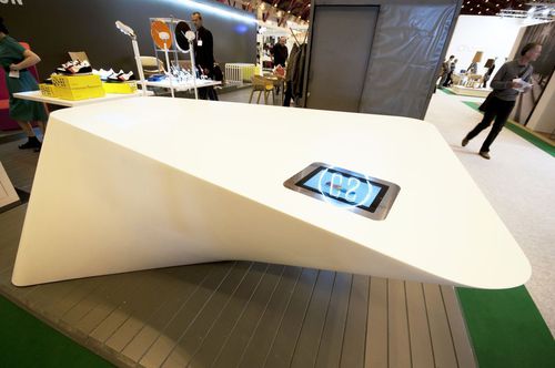 Corian®可丽耐前台接待桌 - 100% STEVE - AMOS DESIGN - 发光