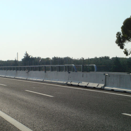 混凝土道路安全栏 - Prefabricados Alberdi - 用于桥梁工程