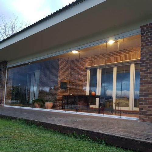 无轨折叠玻璃面板车库门 - GLASS BALCONY WITHOUT THRESHOLD AND WITHOUT GUIDE - BKS balcony glazing systems - 铝制 / 三叶 / 双叶