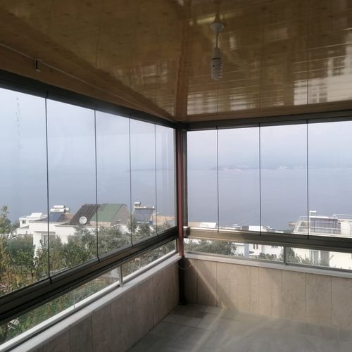 无轨折叠玻璃面板车库门 - FRAMELESS SYSTEM WITHOUT GUIDE - BKS balcony glazing systems - 铝制 / 三叶 / 双叶