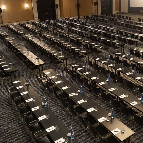 现代风格会议桌 - CONFERENCE-RITE - Forbes Group Ltd - 层压材料 / 铝座桌脚 / 长方形