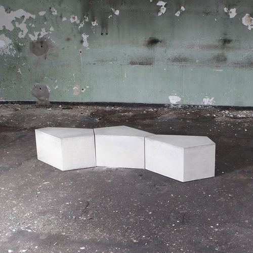 现代风格边桌 - PENTAGON - Living Concrete Ltd - 玻璃 / 混凝土 / 五边形